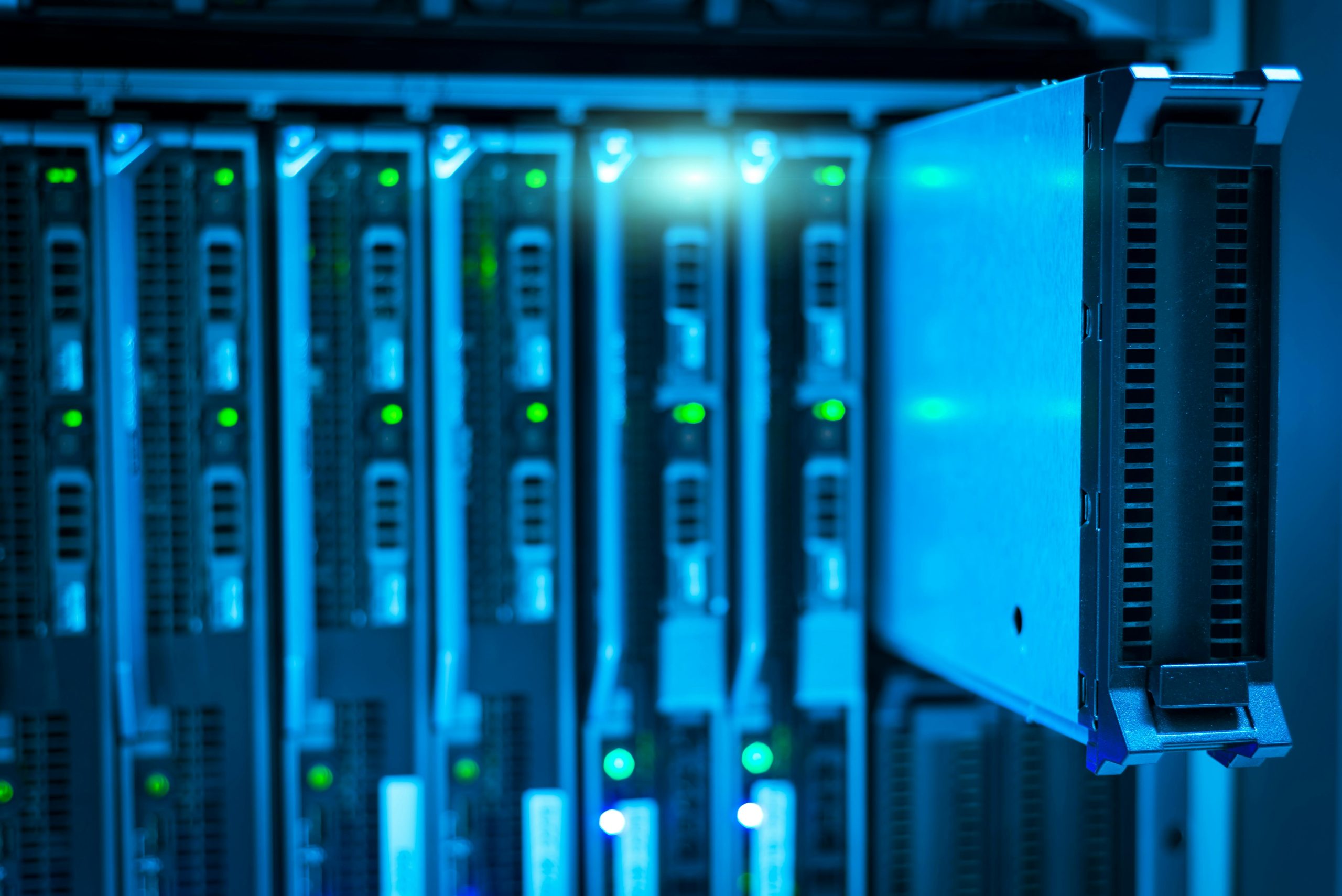 الفرق بين الاستضافة السحابية cloud hosting والاستضافة التقليدية